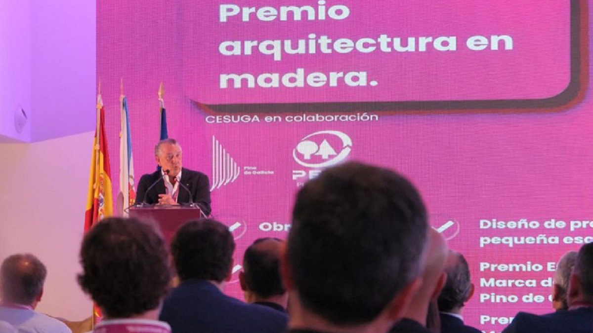 Venancio Salcines entrega, en el marco del foro O Encontro, en A Toxa, los premios Arquitectura en Madera Cesuga-Pino de Galicia
