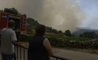 Varias personas observan el incendio en Zamorela, a 11 de agosto de 2025, en Chandrexa de Queixa, Ourense / Europa Press