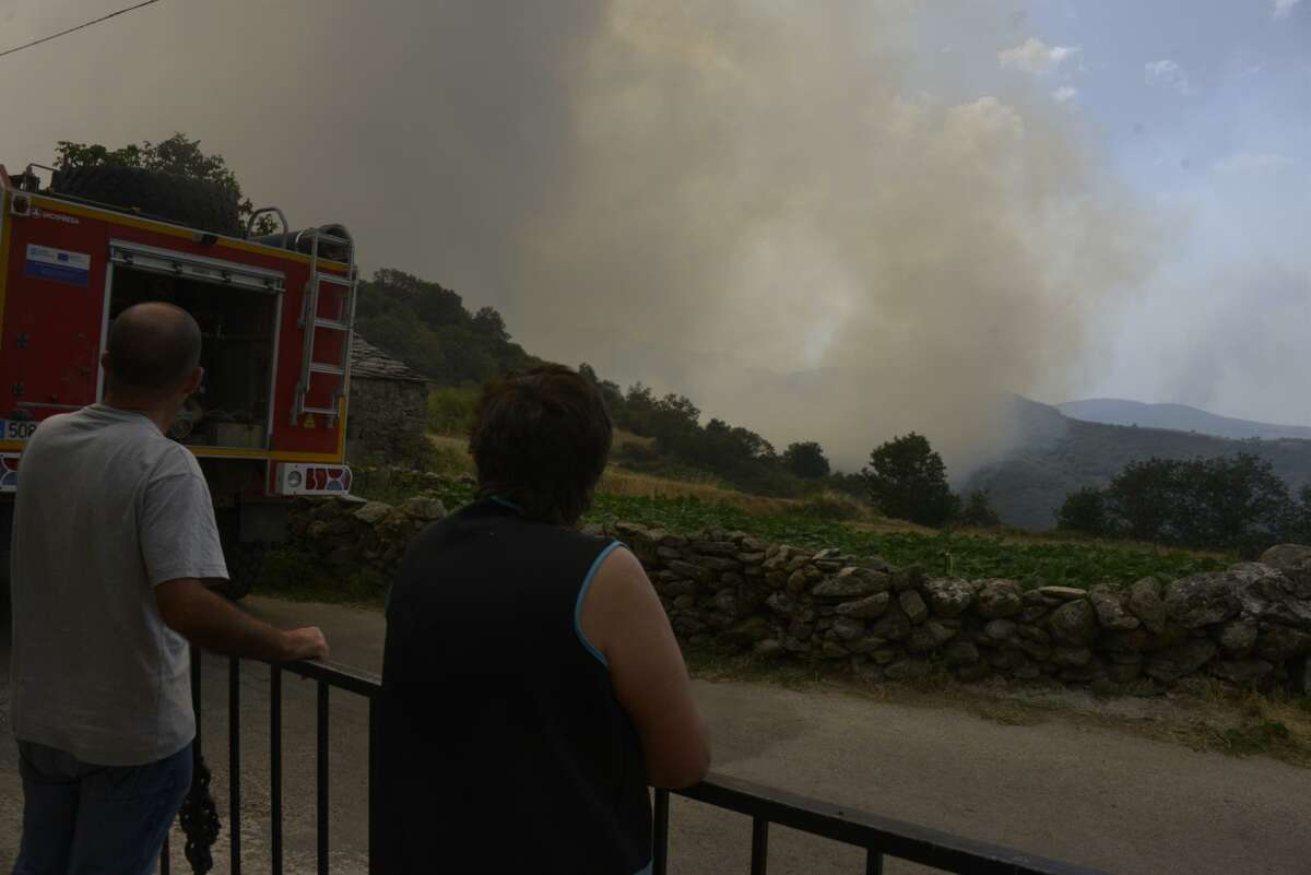 Varias personas observan el incendio en Zamorela, a 11 de agosto de 2025, en Chandrexa de Queixa, Ourense / Europa Press
