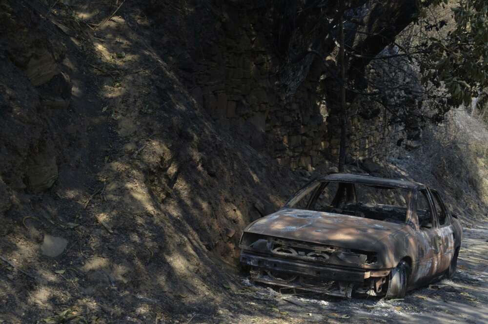 Un coche calcinado tras el incendio en San Vicente de Leira en Villamartín de Valdeorras / Europa Press (Rosa Veiga)