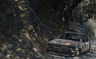 Un coche calcinado tras el incendio en San Vicente de Leira en Villamartín de Valdeorras / Europa Press (Rosa Veiga)