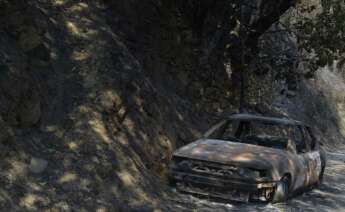 Un coche calcinado tras el incendio en San Vicente de Leira en Villamartín de Valdeorras / Europa Press (Rosa Veiga)