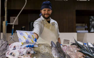Imagen de archivo de un trabajador de las pescaderías de Gadisa / Gadisa Retail
