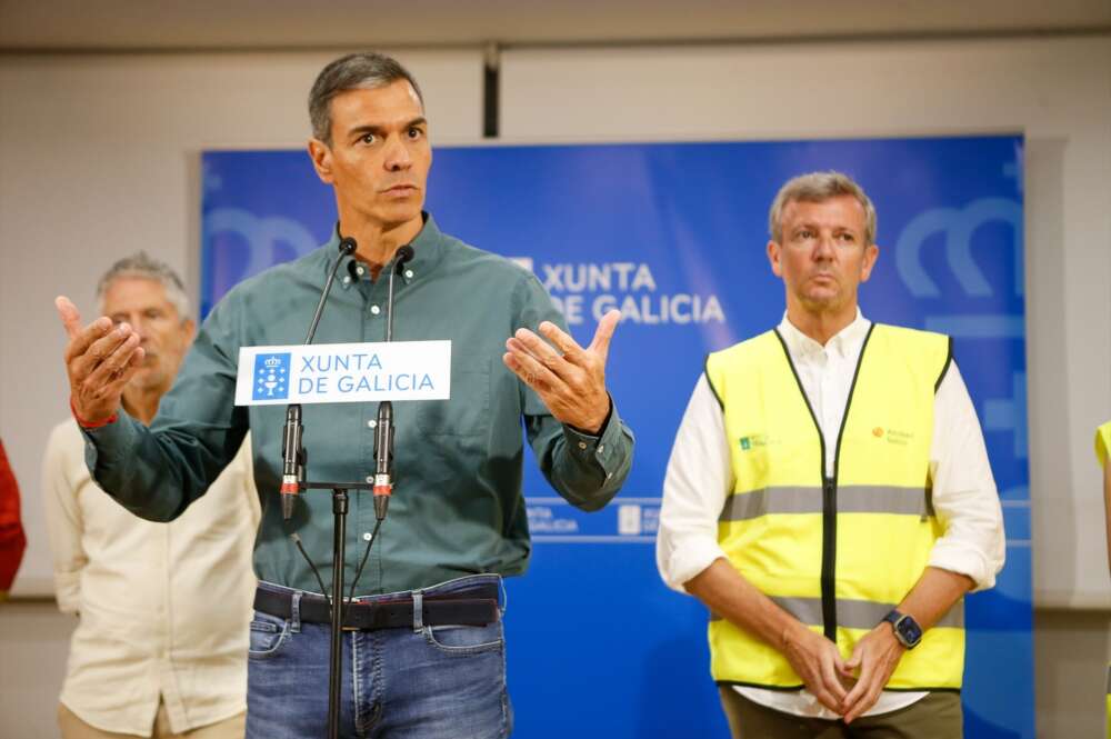 El presidente del Gobierno, Pedro Sánchez (c), interviene durante su visita al Centro de Coordinación Operativo contra incendios de Ourense / Europa Press