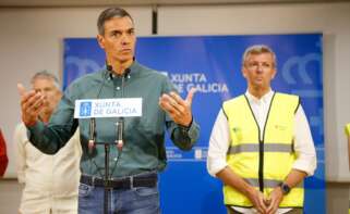 El presidente del Gobierno, Pedro Sánchez (c), interviene durante su visita al Centro de Coordinación Operativo contra incendios de Ourense / Europa Press