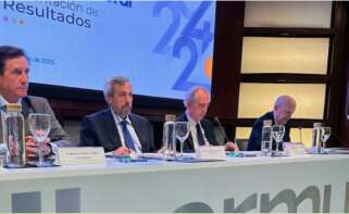 El presidente de Ibermutua, Juan Roca Guillamón, y el director general, Carlos Javier Santos García, durante la presentación de los resultados de 2024 durante la junta general ordinaria celebrada en Madrid / Ibermutua
