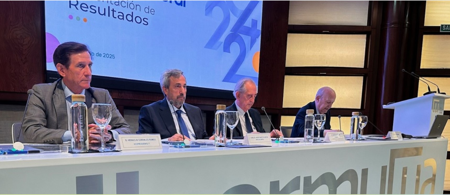 El presidente de Ibermutua, Juan Roca Guillamón, y el director general, Carlos Javier Santos García, durante la presentación de los resultados de 2024 durante la junta general ordinaria celebrada en Madrid / Ibermutua