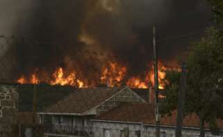 Imagen del incendio forestal que acecha a Vilela / Rosa Veiga (Europa Press)