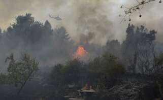 Un helicóptero trata de extinguir el incendio, a 12 de agosto de 2025, en Seixalbo, Ourense / Europa Press