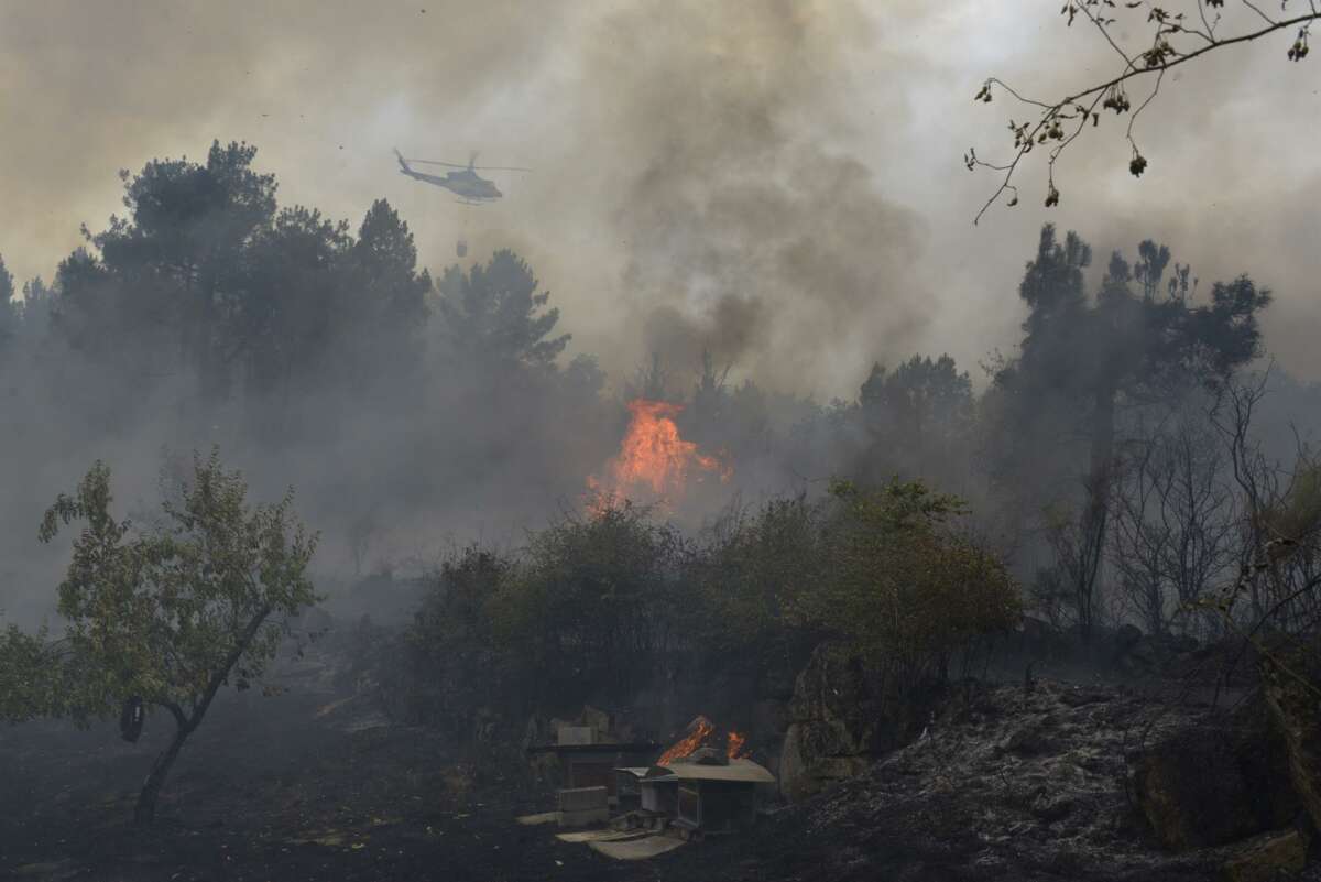 Un helicóptero trata de extinguir el incendio, a 12 de agosto de 2025, en Seixalbo, Ourense / Europa Press
