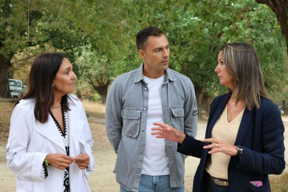 La secretaria de Organización del PSdeG, Lara Méndez; la portavoz de Política Forestal, Carmen Rodríguez Dacosta; y el alcalde de Láncara en funciones, Pablo Rivera / PSdeG