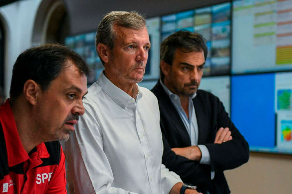 El presidente de la Xunta, Alfonso Rueda, y el conselleiro de Presidencia, Xustiza e Deportes, Diego Calvo, en el Centro de Coordinación, en Santiago de Compostela