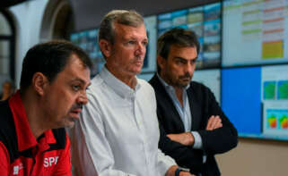 El presidente de la Xunta, Alfonso Rueda, y el conselleiro de Presidencia, Xustiza e Deportes, Diego Calvo, en el Centro de Coordinación, en Santiago de Compostela