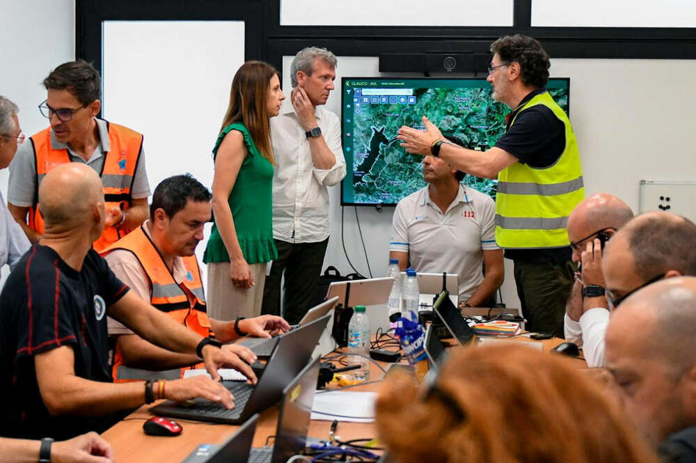 El presidente de la Xunta, Alfonso Rueda, visita el centro de coordinación operativa (Cecop) provincial para hacer el seguimiento de la situación de los incendios