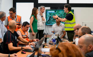 El presidente de la Xunta, Alfonso Rueda, visita el centro de coordinación operativa (Cecop) provincial para hacer el seguimiento de la situación de los incendios