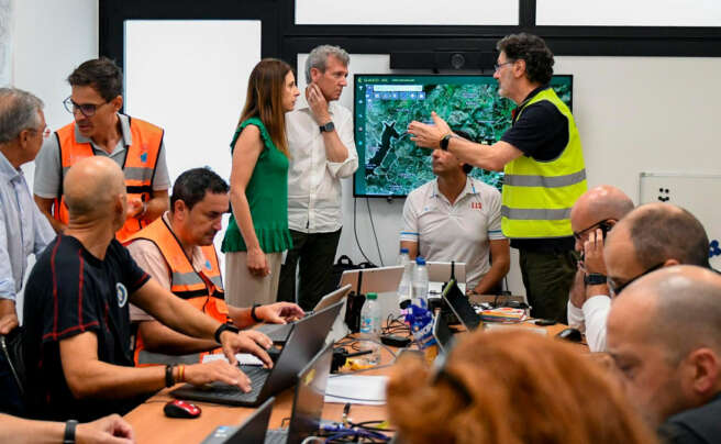 El presidente de la Xunta, Alfonso Rueda, visita el centro de coordinación operativa (Cecop) provincial para hacer el seguimiento de la situación de los incendios