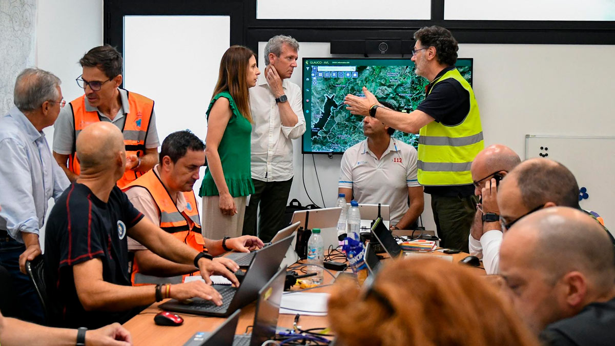 El presidente de la Xunta, Alfonso Rueda, visita el centro de coordinación operativa (Cecop) provincial para hacer el seguimiento de la situación de los incendios
