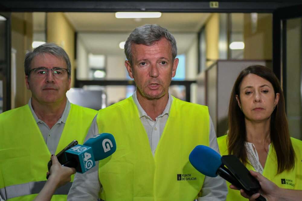El presidente de la Xunta, Alfonso Rueda, acompañado de la conselleira do Medio Rural, María José Gómez, visita al Centro de Coordinación Operativa (CECOP) de Ourense / Xunta