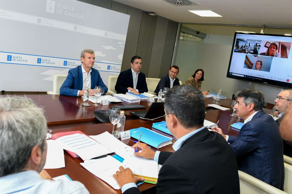 El titular del Gobierno gallego, Alfonso Rueda, preside la reunión para la habilitación de ayudas destinadas a afectados por los incendios en Galicia / Xunta