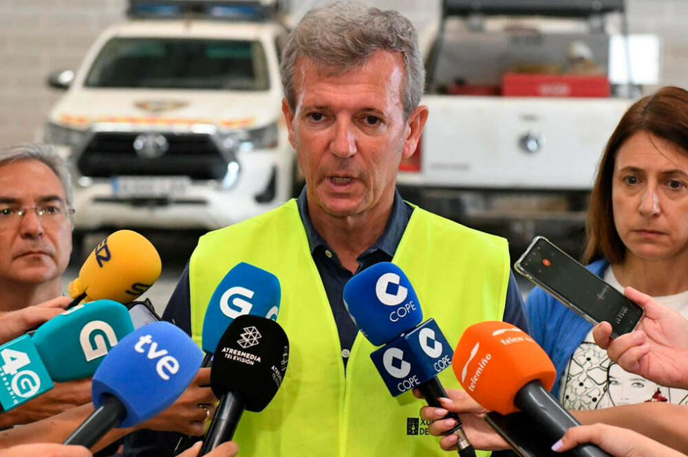 El presidente de la Xunta, Alfonso Rueda, atiende a los medios de comunicación en Verín (Ourense) acompañado de la conselleira do Medio Rural, María José Gómez, y del presidente de la Diputación de Ourense, Luís Meno