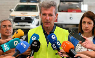 El presidente de la Xunta, Alfonso Rueda, atiende a los medios de comunicación en Verín (Ourense) acompañado de la conselleira do Medio Rural, María José Gómez, y del presidente de la Diputación de Ourense, Luís Meno