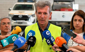 El presidente de la Xunta, Alfonso Rueda, atiende a los medios de comunicación en Verín (Ourense) acompañado de la conselleira do Medio Rural, María José Gómez, y del presidente de la Diputación de Ourense, Luís Meno