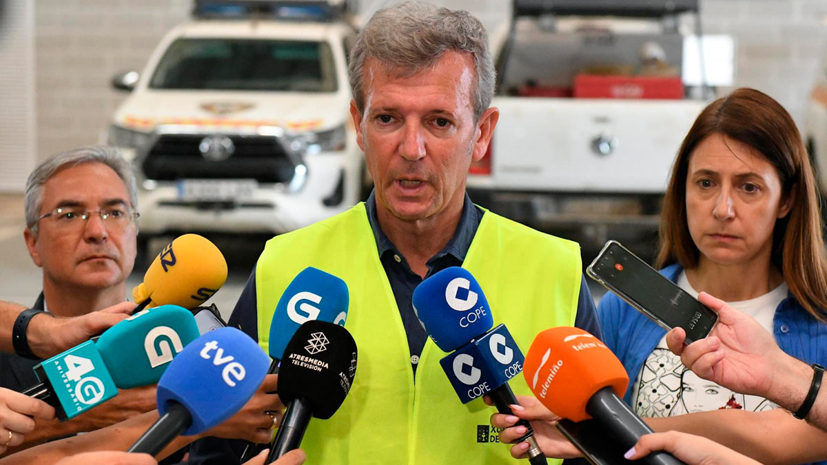 El presidente de la Xunta, Alfonso Rueda, atiende a los medios de comunicación en Verín (Ourense) acompañado de la conselleira do Medio Rural, María José Gómez, y del presidente de la Diputación de Ourense, Luís Meno