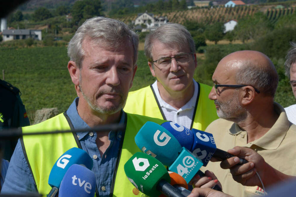 El presidente de la Xunta, Alfonso Rueda, atiende a los medios tras su visita a los viñedos de la Bodega Tapias Mariñán afectados por los incendios forestales