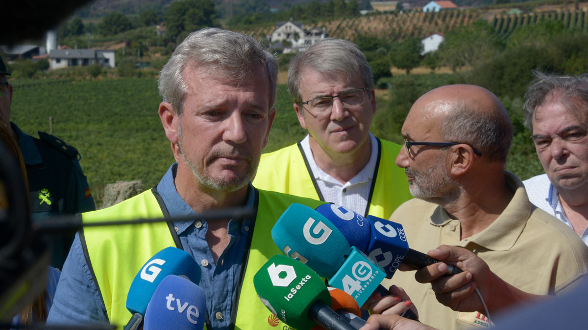 El presidente de la Xunta, Alfonso Rueda, atiende a los medios tras su visita a los viñedos de la Bodega Tapias Mariñán afectados por los incendios forestales