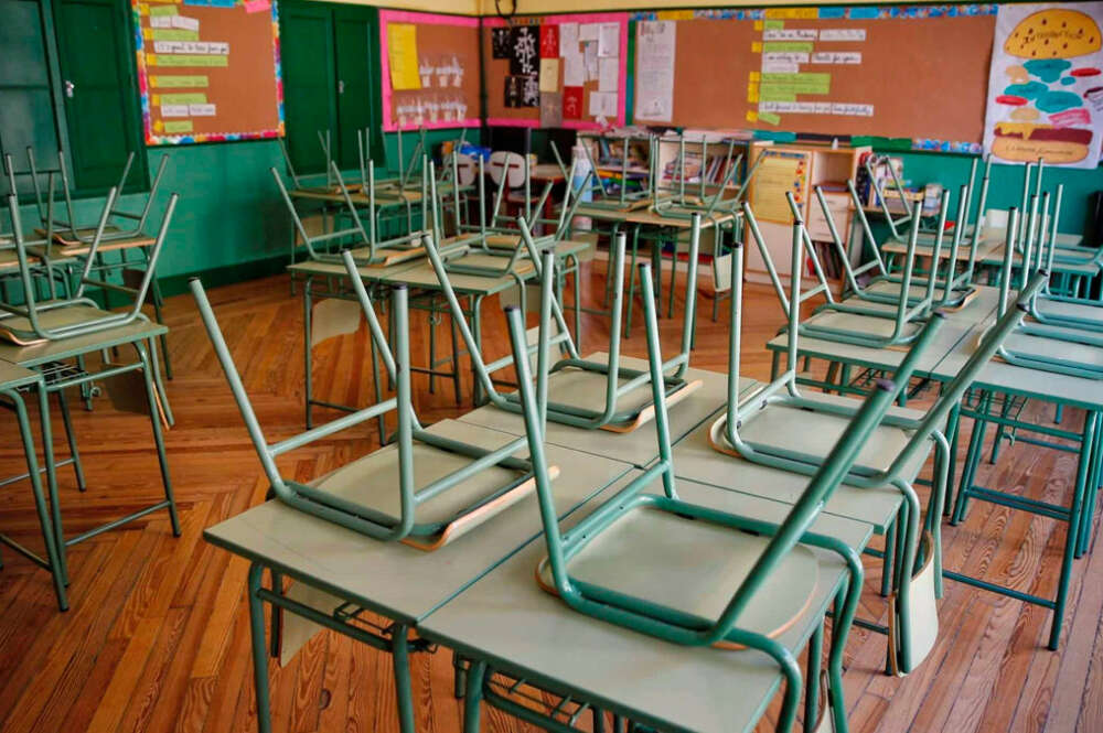 Un aula desierta en el colegio público
