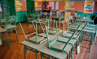 Un aula desierta en el colegio público