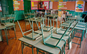 Un aula desierta en el colegio público