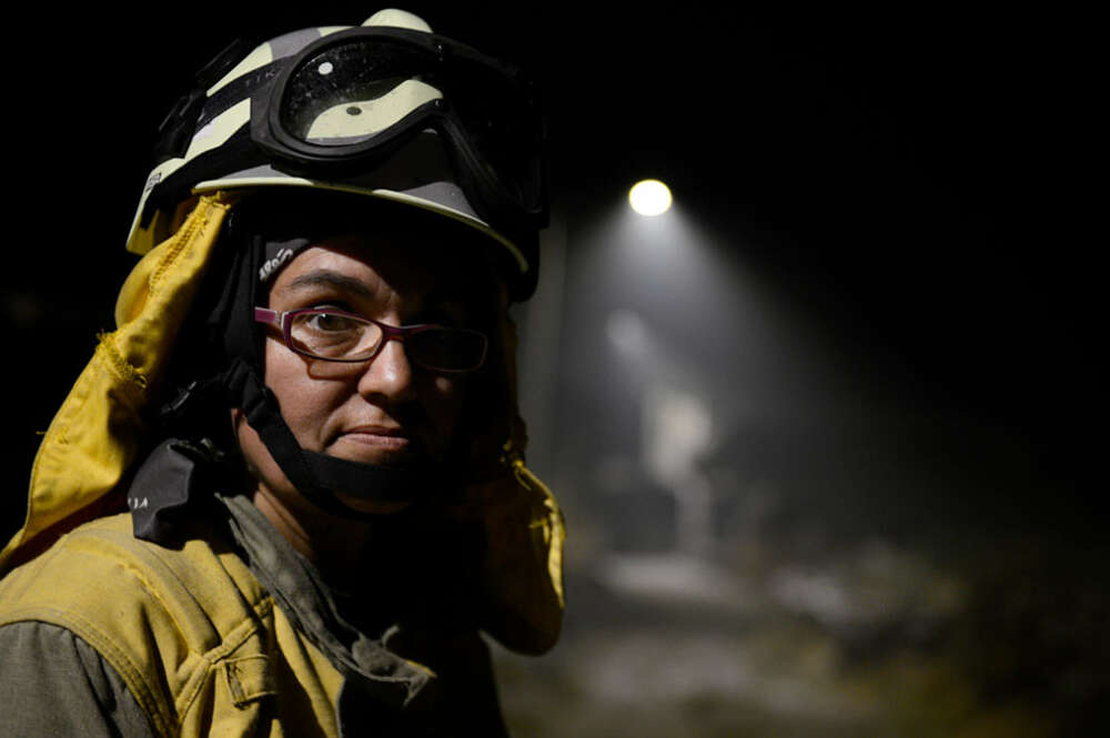 Una brigadista minutos antes de retirarse a descansar tras 10 horas de trabajo en los montes de Pradoalbar en las inmediaciones de Vilariño de Conso