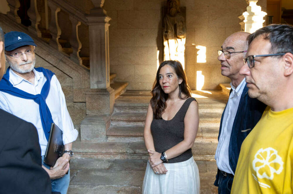 Primera visita a la Casa Cornide con la alcaldesa coruñesa, Inés Rey; el portavoz del grupo municipal del BNG, Francisco Jorquera; el historiador Alfredo Vigo y el representante de la Comisión pola Recuperación da Memoria Histórica, Rubén Centeno