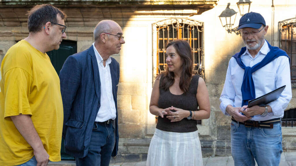 Primera visita a la Casa Cornide con la alcaldesa coruñesa, Inés Rey; el portavoz del grupo municipal del BNG, Francisco Jorquera; el historiador Alfredo Vigo y el representante de la Comisión pola Recuperación da Memoria Histórica, Rubén Centeno