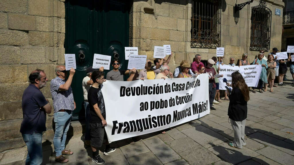 Concentración ante la Casa Cornide en A Coruña para exigir a los Franco la devolución del inmueble
- M. Dylan - Europa Press
