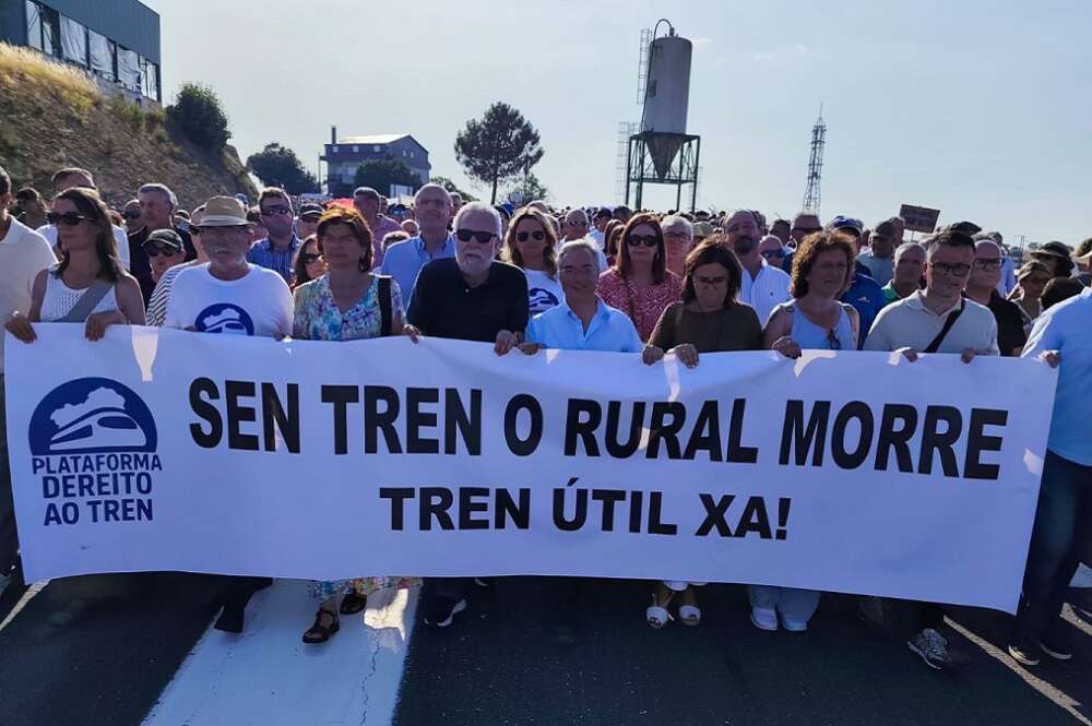 La plataforma Dereito ao Tren reunió a más de 7.000 personas en Ourense para reclamar el fin del "aislamiento ferroviario"