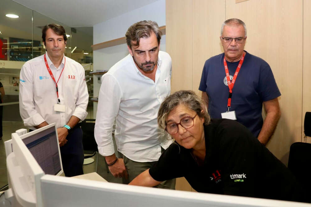 El conselleiro de Presidencia, Xustiza e Deportes, Diego Calvo, durante su visita al Centro Integrado de Atención a las Emergencias de A Estrada