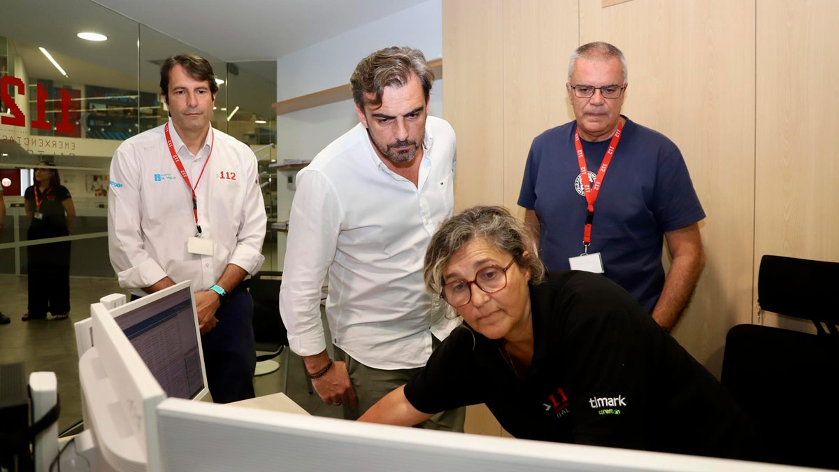 El conselleiro de Presidencia, Xustiza e Deportes, Diego Calvo, durante su visita al Centro Integrado de Atención a las Emergencias de A Estrada