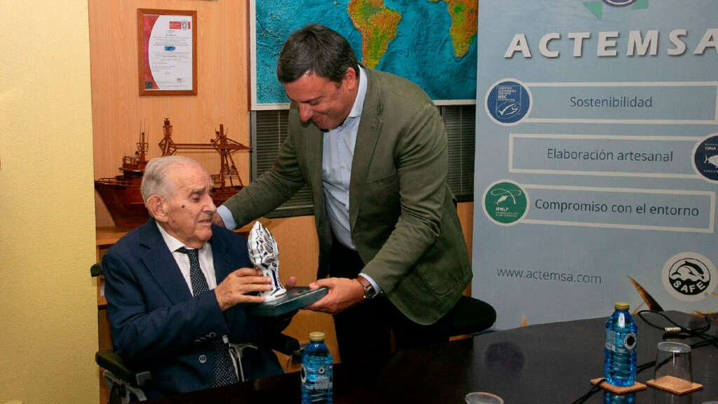 Severino Escurís y el presidente de la Deputación da Coruña, Valentín González Formoso