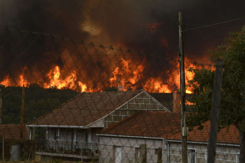 ncendio forestal se acerca a Vilela, a 15 de agosto de 2025, en Vilela, Cualedro, Monterrei, Ourense, Galicia