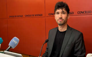 El concejal de Urbanismo del Ayuntamiento de Santiago de Compostela, Iago Lestegás, en rueda de prensa