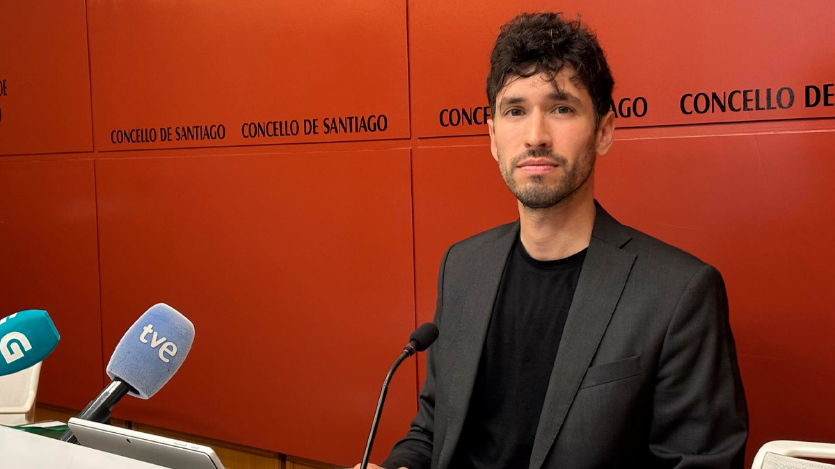 El concejal de Urbanismo del Ayuntamiento de Santiago de Compostela, Iago Lestegás, en rueda de prensa