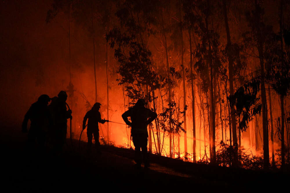 Varios bomberos trabajan para extinguir el fuego en la zona de Fuente de Faro de Brantuas, a 3 de agosto de 2025, en Ponteceso, A Coruña, Galicia (España