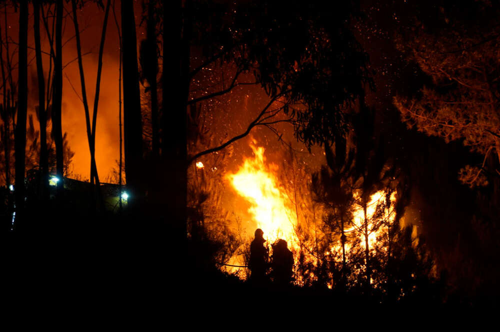 Vista del fuego en el Miradoiro do Alto da Picota, a 22 de agosto de 2025, en Os Peares, Ourense, Galicia (España).