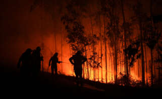 Varios bomberos trabajan para extinguir el fuego en la zona de Fuente de Faro de Brantuas, a 3 de agosto de 2025, en Ponteceso, A Coruña, Galicia (España