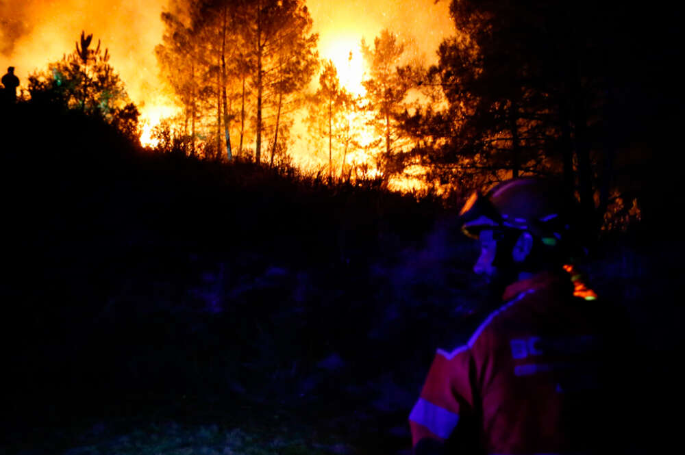 Un bombero trabaja para la extinción del incendio, a 25 de agosto de 2025, en A Pobra de Brollón, Lugo, Galicia (España)