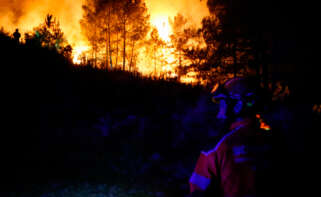 Un bombero trabaja para la extinción del incendio, a 25 de agosto de 2025, en A Pobra de Brollón, Lugo, Galicia (España)