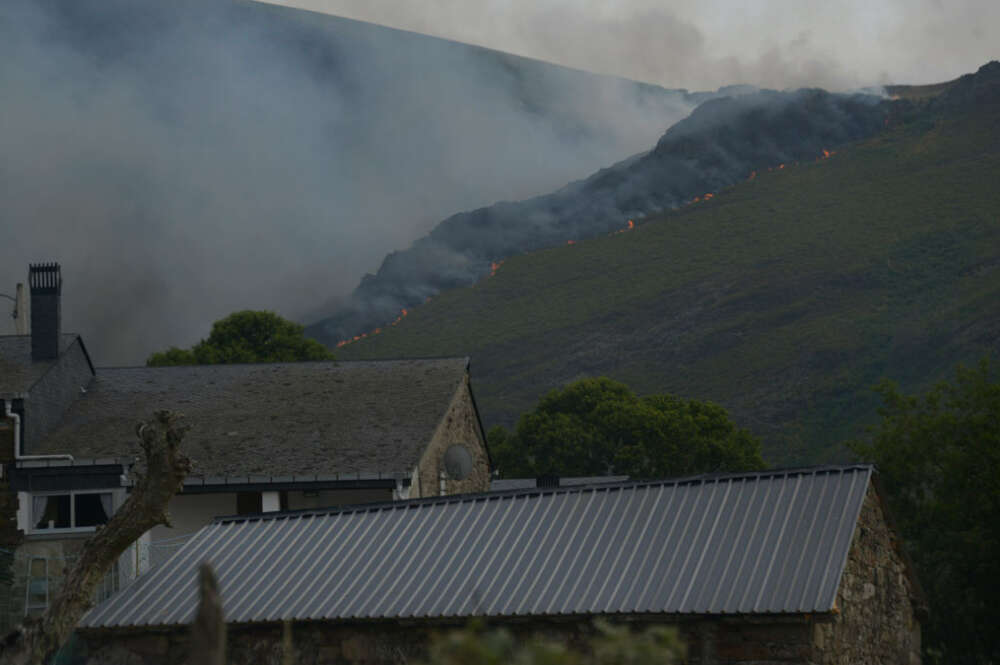 Vista de los incendios del Macizo Central en Chandrexa de Queixa