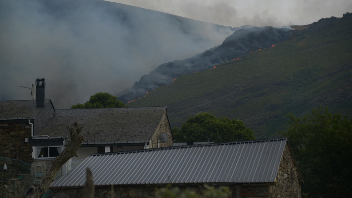 Vista de los incendios del Macizo Central en Chandrexa de Queixa